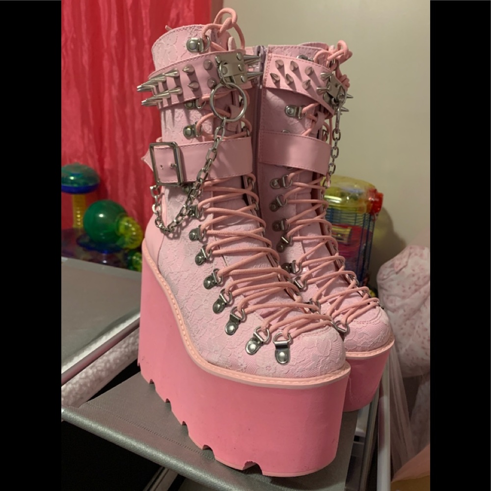 Baby traitor boots size 8 size never wore